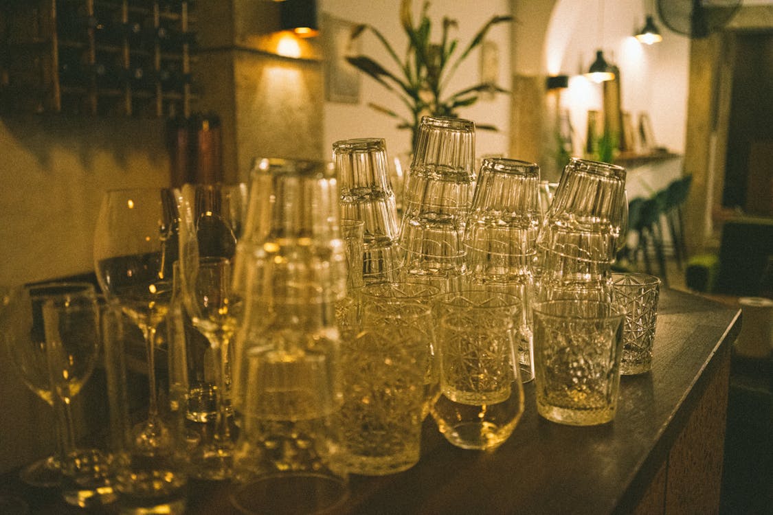 Craft beer glasses bar counter taproom Chile cervecería