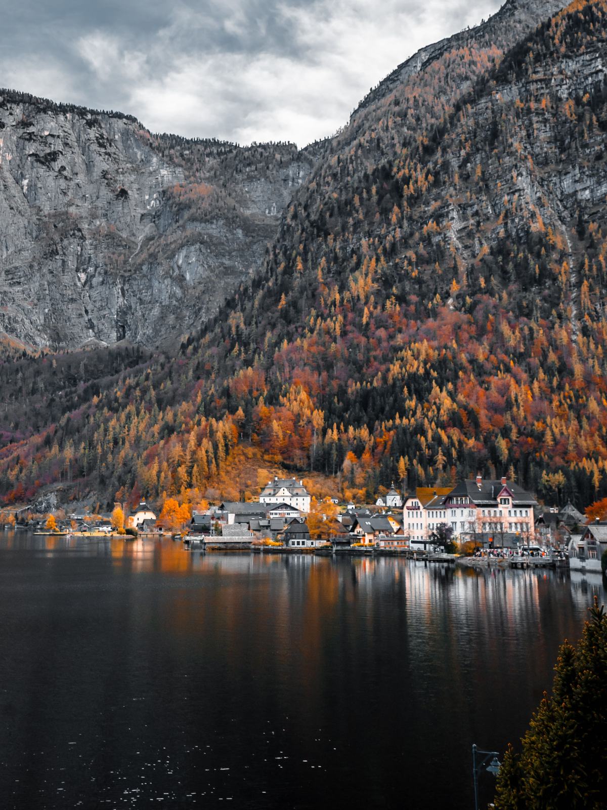 Autumn light over the Hallstättersee