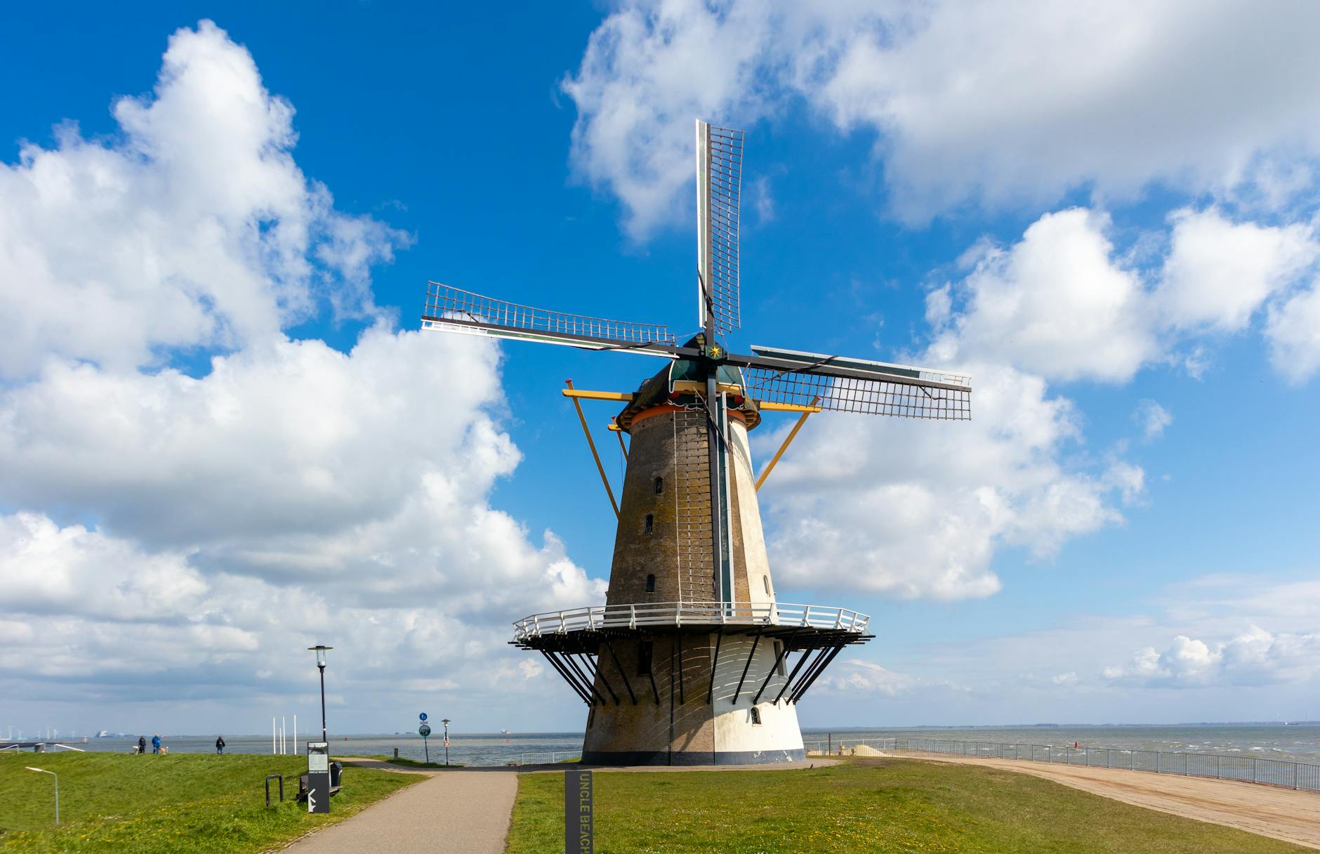 Brouwerij 't IJ Amsterdam windmill De Gooyer Funenkade craft brewery taproom Zatte Tripel IJwit IPA canal-side terrace