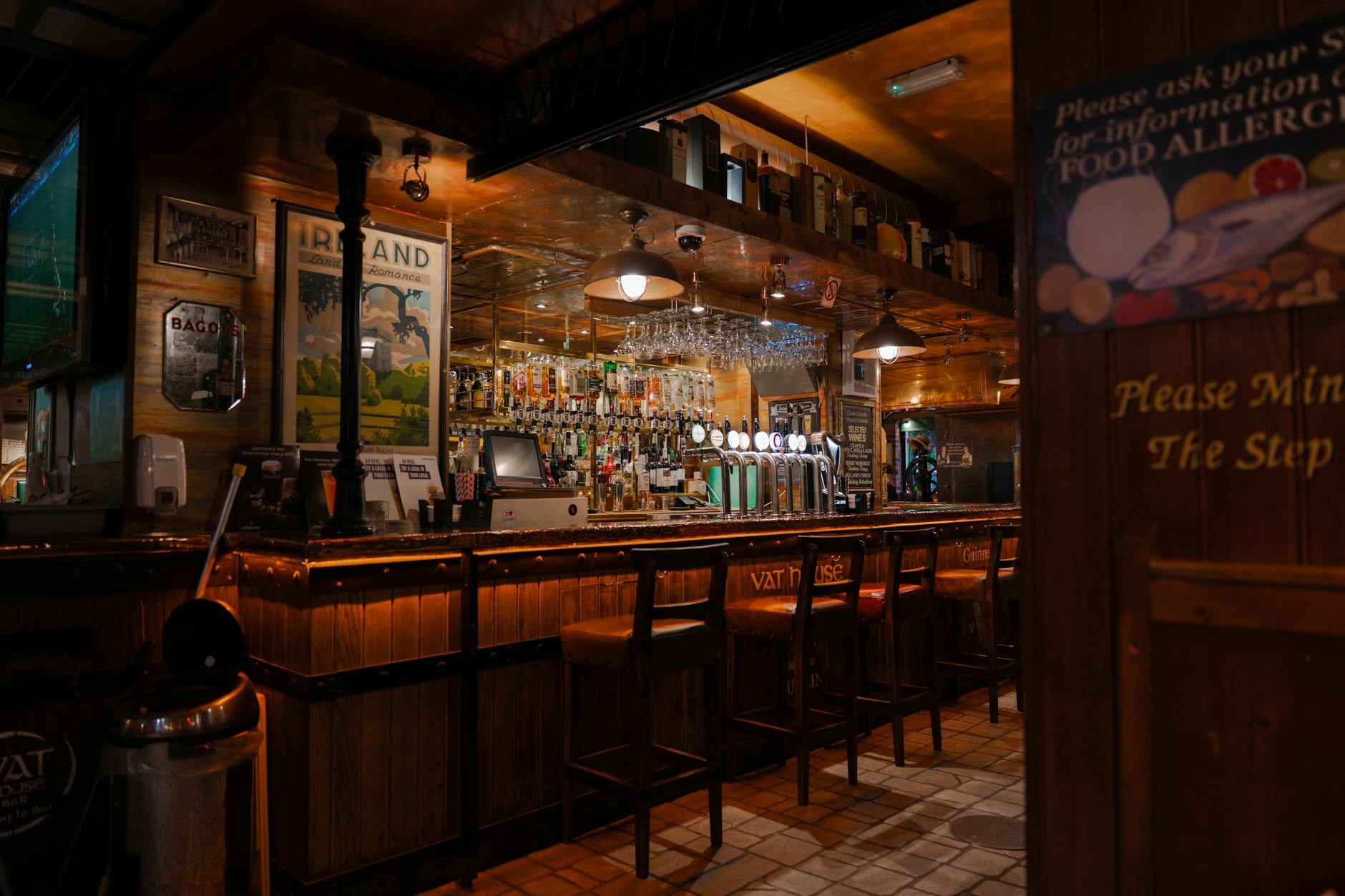 Café Hoppe Amsterdam Spui 1670 brown café national monument jenever liqueur barrels Sta-Hoppe Zit-Hoppe Mustert