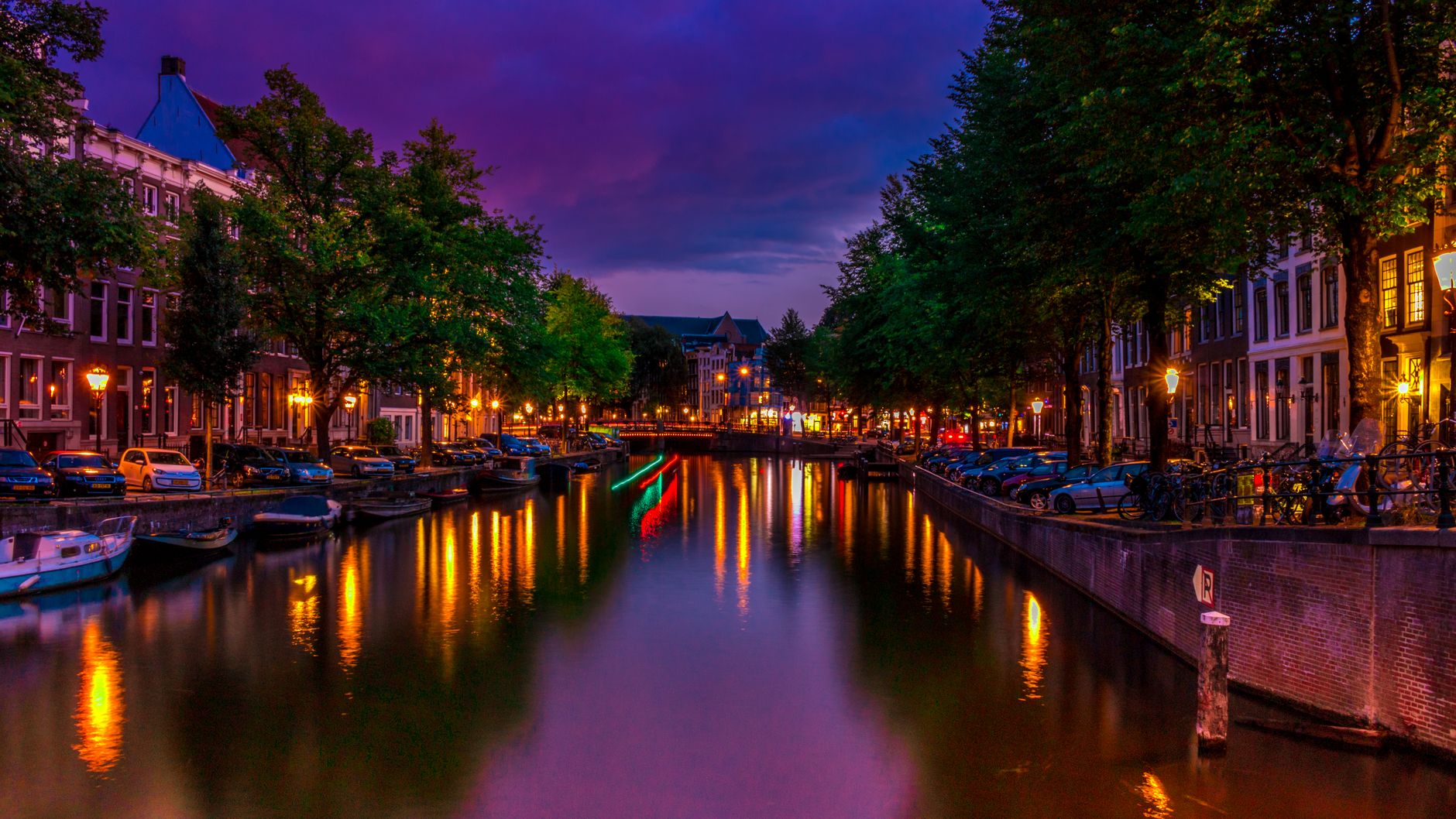 Café 't Smalle Amsterdam Jordaan Egelantiersgracht 1786 Pieter Hoppe distillery brown café canal terrace stained glass